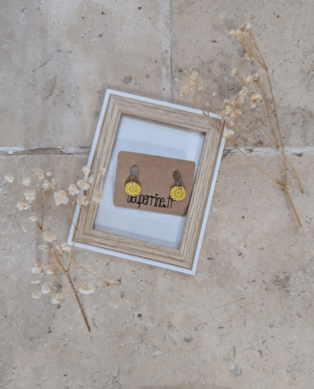 Boucles d'oreille clous goutte d'eau jaune