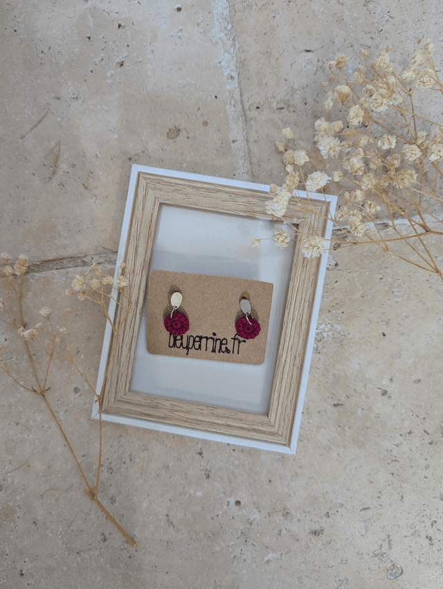 Boucles d&#039;oreille clous rouges